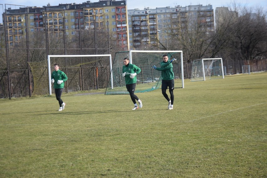 Czwartkowy trening piłkarzy Radomiaka. Trener Dariusz Banasik zapowiada trzy zmiany w składzie na mecz z Wartą Poznań (Zobacz zdjęcia)