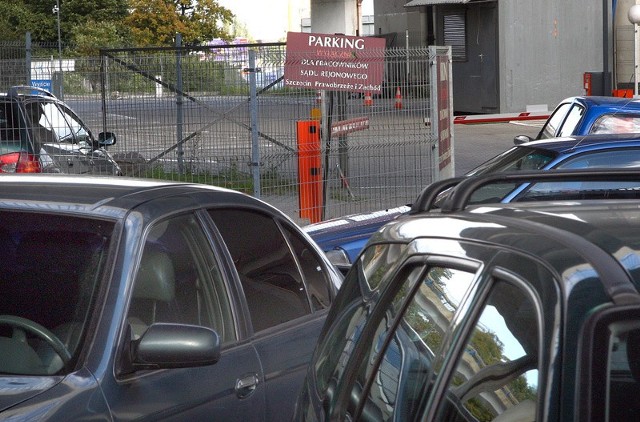 Tak od prawie dwóch tygodni wygląda parkowanie na Podzamczu. Na drugim planie parking sądu, który najczęściej świeci pustkami