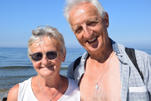 Bogumiła i Leszek Góreccy na plaży w Piaskach, ostatnim przystanku swojej pieszej wyprawy po polskim wybrzeżu Bałtyku