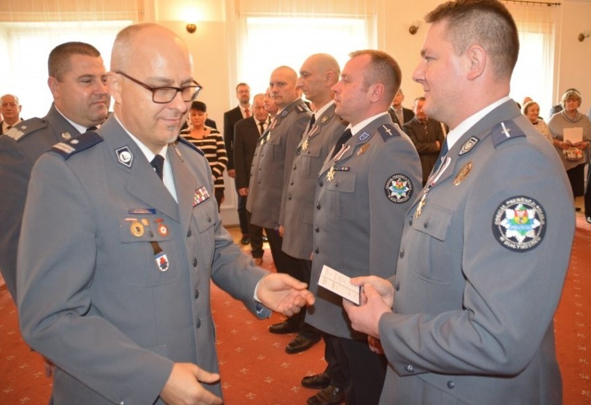 Białystok. Policjanci dostali od komendanta dyplomy i zegarki (zdjęcia)