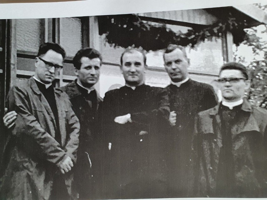 Księża założyciele radomskiej kongregacji, od lewej: Edward...