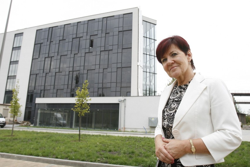 Prof. dr hab. Krystyna Olczyk obok budynku kampusu