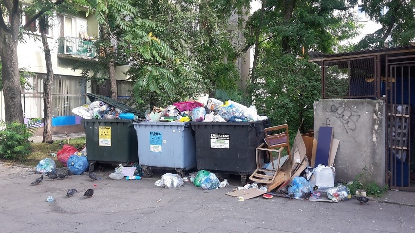 Góra śmieci w kwadracie ulic Oporowskiej, Żelaznej i Kłośnej