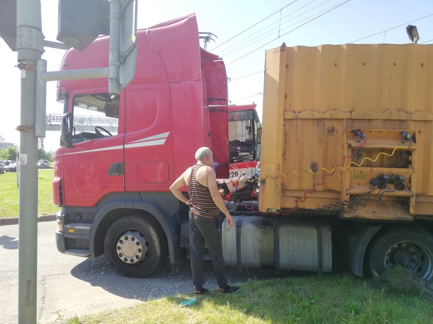 Zderzenie ciężarówki z tramwajem na ul. Jana z Kolna w Gdańsku. Poważne utrudnienia w ruchu. Wprowadzono komunikację zastępczą [zdjęcia]