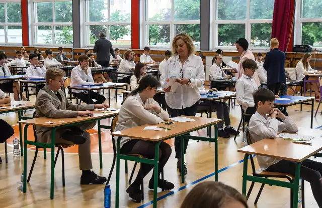 W województwie kujawsko-pomorskim do tegorocznego egzaminu ósmoklasisty w sesji głównej, tj. w maju 2023 r., przystąpiło ok. 27 500 uczniów VIII klasy szkoły podstawowej, w tym ok. 590 uczniów - obywateli Ukrainy.
