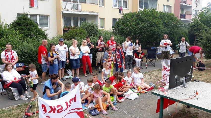 Kilkadziesiąt osób, starszych i dzieci oglądało mecz w...