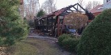 Pożar na ul. Grzybowej w Słupsku. Spłonęła wiata, samochód oraz część domu