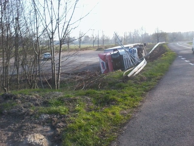 Wypadek w Borkowicach - tir wypadl z drogi.