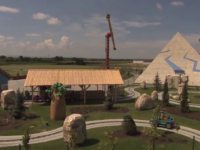 Park podzielony jest na trzy części - dziecięcą, rodzinną i młodzieżową