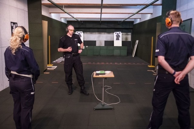 Na strzelnicy policyjnej w Toruniu strzela się z odległości od 5 do 25 metrów. Można tam również prowadzić strzelania dynamiczne, gdy policjant jest w ruchu: biegnie, pada, chowa się za przeszkody.Polecamy: Zarobki w policji w 2021 roku. Jakie stawki?