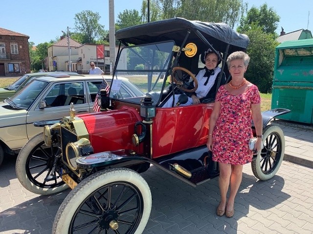 Dla mieszkańców nie lada atrakcją była możliwość obejrzenia zabytkowych pojazdów na parkingu pod synagogą w Działoszycach. Wszystkie były wyjątkowe, wszystkie ze swoją własną historią jak ludzie. Najstarszym pojazdem biorącym udział w rajdzie był Ford wyprodukowany w 1913 roku (na zdjęciu).