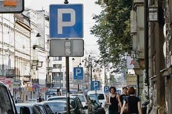 Krakowscy radni są przekonani, że po zniesieniu opłat za parkowanie w strefie C w sobotę więcej mieszkańców będzie przyjeżdżać do centrum miasta, a nie do centrów handlowych Fot. Anna Kaczmarz