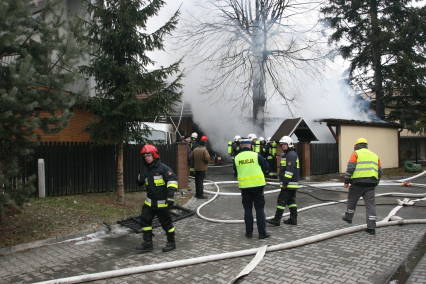 Pożar domu przy Poniatowskiego w Nowym Sączu. Siedem straży walczy z ogniem[ZDJECIA, WIDEO]