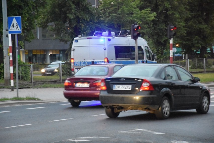 Wypadek karetki na skrzyżowaniu Legnickiej i Milenijnej