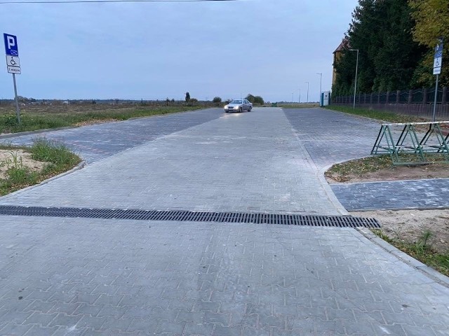 Parking i droga przy cmentarzu w Pasztowej Woli w gminie Rzeczniów zostały wyremontowane. Inwestycja trwała od początku lipca tego roku.