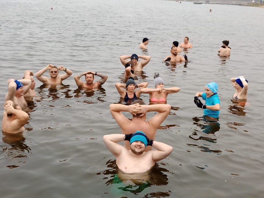 Morsowanie w Białymstoku. Kilkunastu fanów lodowatych kąpieli spotkało się na Dojlidach [ZDJĘCIA]