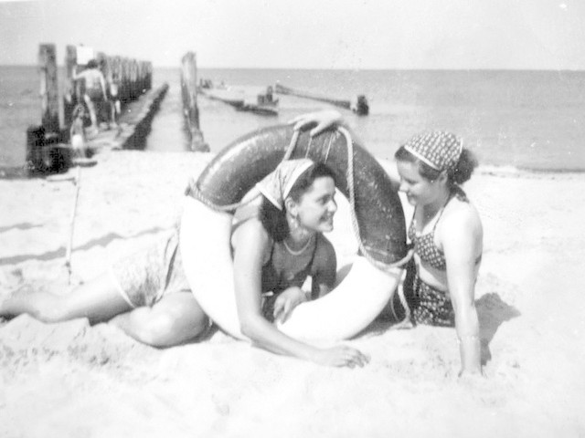 Mielno, rok 1952. Dziewczyna po prawej to babcia Anny Kuras, Hanna. Warto zwrócić uwagę na ówczesne falochrony, które były tak skonstruowane, że można było iść wzdłuż nich. 