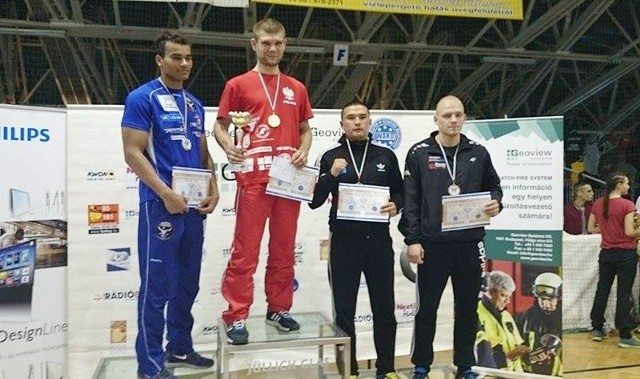 Mateusz Kubiszyn na najwyższym stopniu podium w Szeged.