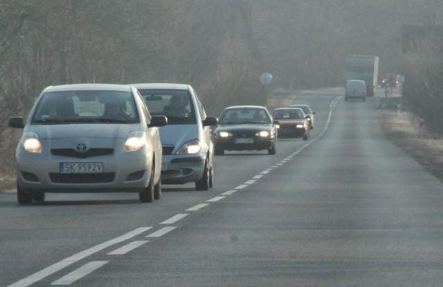 Paweł Janczaruk"Długa prosta&#8221; na Nowym Świecie to ponad 400 m drogi, na której obowiązuje prędkość 50 km na godz. co irytuje kierowców mających "ciężką nogę&#8221;. Lubią się spieszyć. Do śmierci.