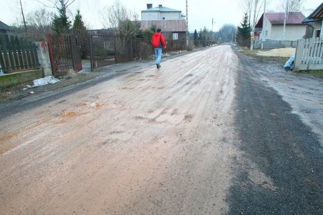 Ulica Gruchawka w Kielcach zamieniła się w błotnistą, rudą maź.