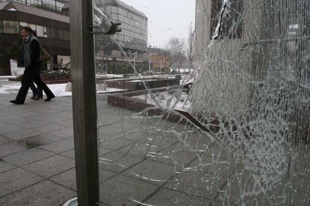 Tak wygląda rozbita szyba, która jest częścią elewacji parkingu Centrum w Kielcach. Dyrektor Przedsiębiorstwa Usług Komunalnych w Kielcach, które jest właścicielem parkingu uważa, że najprawdopodobniej ktoś rzucił w nią kamieniem lub strzelił z wiatrówki.