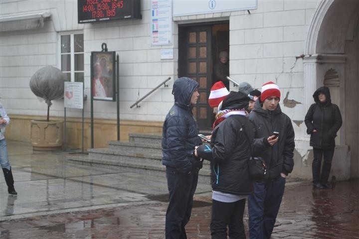 Częstochowa: Piłkarscy kibice opanowali jasnogórski szczyt. To już ich siódma pielgrzymka [ZDJĘCIA]