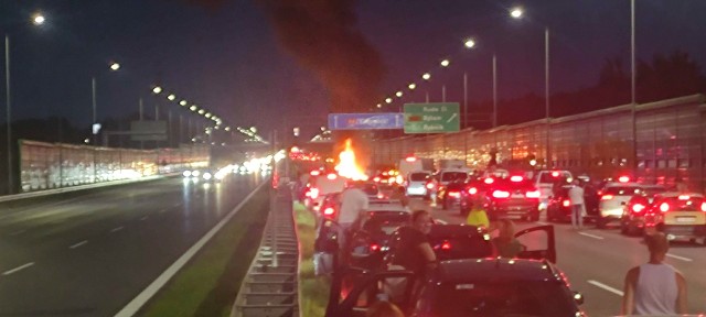 Wczorajszy pożar na A4 w Rudzie Śląskiej. Zapalił się samochód stojący w korku z powodu innego wypadku.