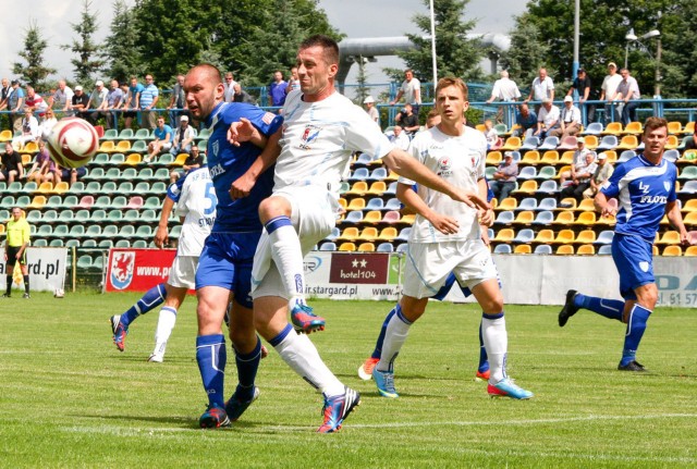 Ensar Arifović (z lewej) zdobył jedyną bramkę dla Floty w meczu z Sandecją.