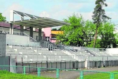 Budowa trybuny na stadionie miejskim w Pionkach trwa od grudnia 2013 roku. Burmistrz miasta wstrzymał prace, gdyż jego zdaniem obiekt był niefunkcjonalny i trzeba go przerobić, a to trwa.