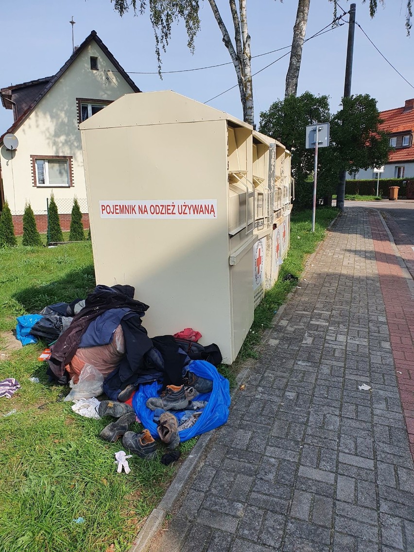 Bałagan na ulicy Leśnej - problem z kontenerami PCK się...