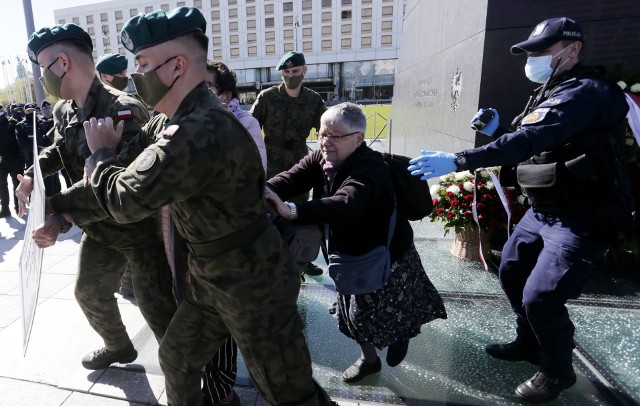 "Babcia Kasia" została ukarana grzywną za uderzenie policjanta drzewcem flagi.