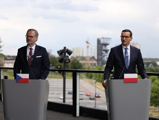 Polski premier przekonywał, że "nikt nie rozumie lepiej pojęcia solidarności niż Polacy i Czesi", bowiem to Polska i Czechy w ostatnich latach proporcjonalnie do liczby ludności przyjęły najwięcej uchodźców z Ukrainy.