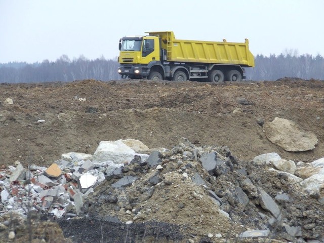 Na składowisko w Polkowicach Dolnych trafia prawdopodobnie gruz z wyburzonego stadionu Zagłębia Lubin