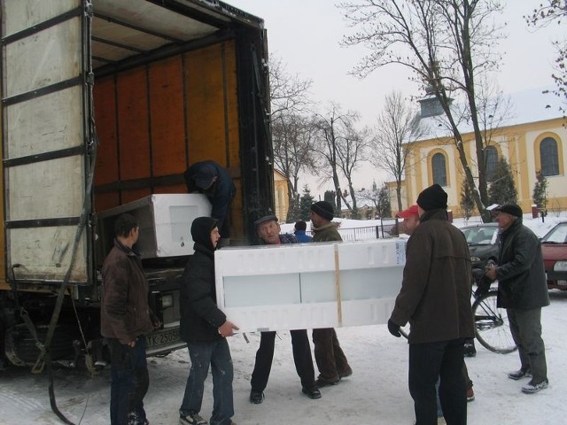 W poniedziałek w Domu Parafialnym w tarnobrzeskim osiedlu Wielowieś złożono 63 lodówki. To jedna z trzech dostaw, jakie dotrą do powodzian