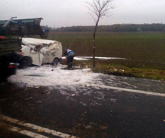Bus uderzył w ciągnik w Noskowie. Jedna osoba rannaBus uderzył  w ciągnik w Noskowie