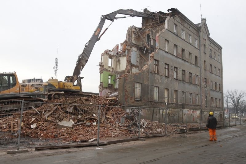 Rozbierają kamienicę przy skrzyżowaniu ulic Kilińskiego i Dąbrowskiego. 