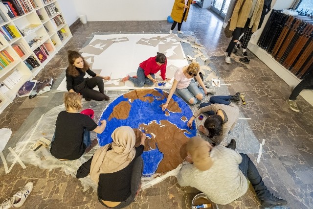 "Otwórzmy świat" - pod takim hasłem poznaniacy stworzyli w sobotę rysunek w galerii Arsenał. Miał on zwrócić uwagę na problem uchodźców. Akcję zorganizowało Amnesty International.Przejdź do kolejnego zdjęcia --->