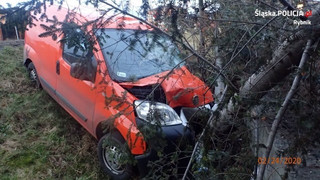 Wypadek w Szczerbicach. Kierowca zasnął za kierownicąZobacz kolejne zdjęcia. Przesuwaj zdjęcia w prawo - naciśnij strzałkę lub przycisk NASTĘPNE