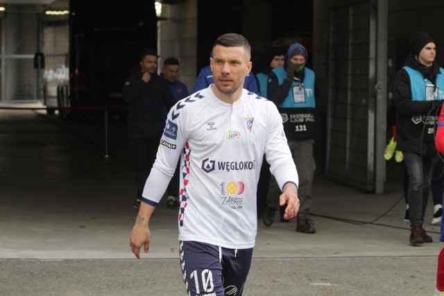 20.02.2022. Lukas Podolski uległ kontuzji w czasie meczu Górnika Zabrze z Rakowem Częstochowa.