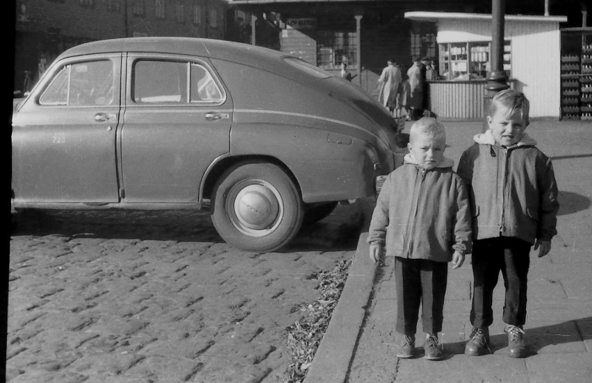 Kultowe auta PRL na unikatowych zdjęciach z tamtych czasów