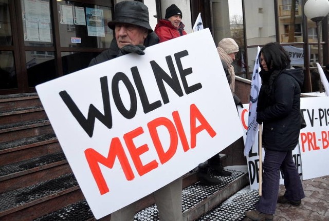 Protest KOD przed TVP Lublin w lutym ub. r.