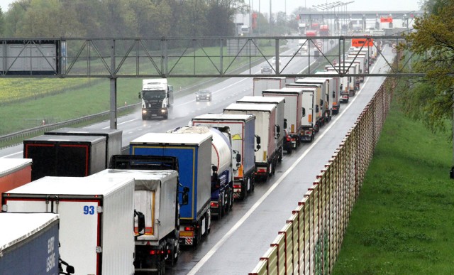 26.04.2017 wroclawgazeta wroclawskakarwiany, autostrada a4, 155km, korek przed punktem poboru oplatjaroslaw jakubczak / polska pressbramki a4 autostrada korek punkt poboru oplat zdjecie ilustracyjne karwiany