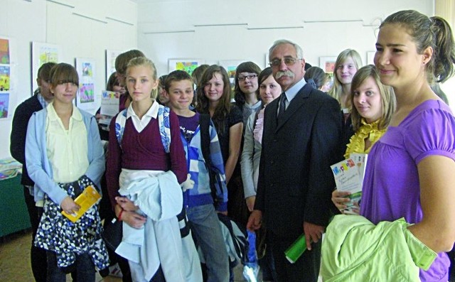 Romuald Lulkiewicz z monieckiego KRUS-u razem z młodzieżą podziwiał prace