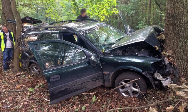 Wypadek koło Buchałowa. Pijany i naćpany kierowca wypadł z drogi i uderzył o drzewo.