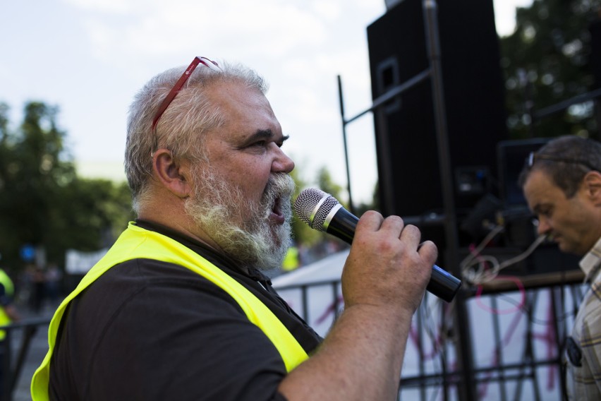 Kolejne protesty pod Wawelem w miesięcznicę pochówku Lecha i...