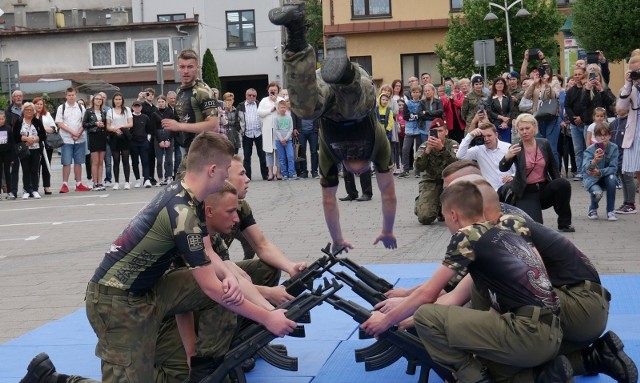 Na placu Mickiewicza w Andrychowie uczniowie klas wojskowych złożyli uroczyste ślubowanie i dali popis umiejętności