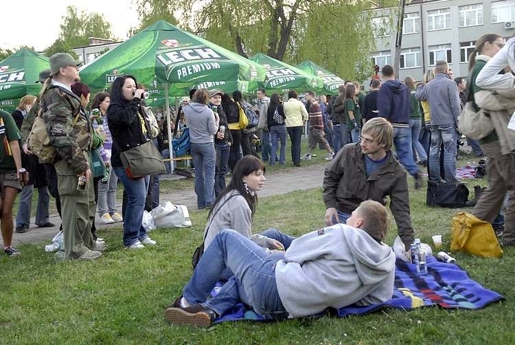 Zdjecia z środowej zabawy studentów na osiedlu Akademickim w...