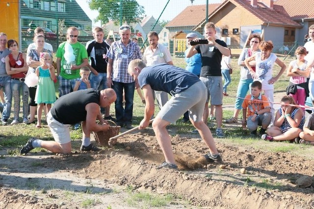 Ziemniaczane smakołyki w Szarczu na dorocznym turnieju sołectwUczestnicy turnieju m.in. wykopywali na czas ziemniaki. Bardzo sprawnie poradzili sobie z tym zadaniem Robert Nyga i Mateusz Stępień z Nowego Gorzycka. Ich sołectwo wygrało!