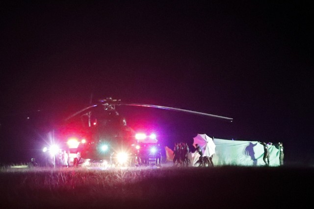 Helikopter zaraz odtransportuje jednego z uratowanych chłopców do szpitala