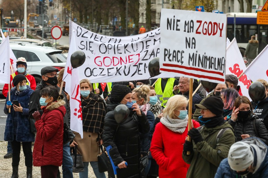 Pracownicy budżetówki protestują przed szczecińskim...